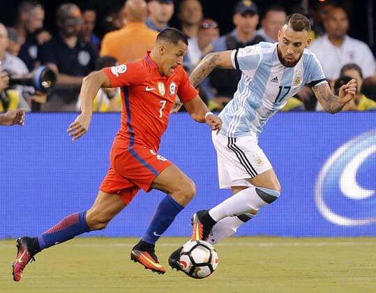 Nicolas Otamendi (R) of Argentina fights for the ball with Alexis Sanchez of Chile during the Copa America Centenario final match between Argentina and Chile at MetLife stadium in East Rutherford, New Jersey, 26 June 2016. COPA AMERICA CENTENARIO FINAL MATCH !ACHTUNG: NUR REDAKTIONELLE NUTZUNG!  NJY038 20160627-636025921168065878