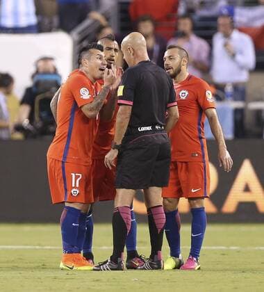 Referee Herber Lopes argues with Chile player Gary Medel (L) during the Copa America Centenario final match between Argentina and Chile at MetLife stadium in East Rutherford, New Jersey, 26 June 2016. COPA AMERICA CENTENARIO FINAL MATCH !ACHTUNG: NUR REDAKTIONELLE NUTZUNG!  NJY043 20160627-636025927565625878