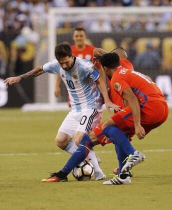 Copa America, Finale, Argentinien - Chile Lionel Messi (L) of Argentina fights for the ball with Jean Beausejour of Chile during the Copa America Centenario final match between Argentina and Chile at MetLife stadium in East Rutherford, New Jersey, 26 June 2016. COPA AMERICA CENTENARIO FINAL MATCH !ACHTUNG: NUR REDAKTIONELLE NUTZUNG!  NJY048 20160627-636025931424217514