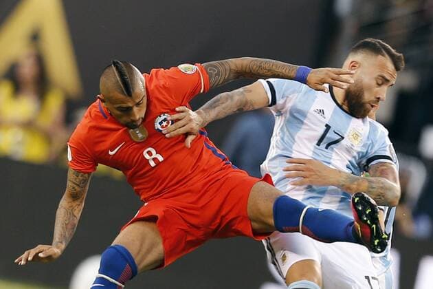 Copa America, Finale, Argentinien - Chile Nicolas Otamendi (R) of Argentina fights for the ball with Arturo Vidal of Chile during the Copa America Centenario final match between Argentina and Chile at MetLife stadium in East Rutherford, New Jersey, 26 June 2016. COPA AMERICA CENTENARIO FINAL MATCH !ACHTUNG: NUR REDAKTIONELLE NUTZUNG!  NJY050 20160627-636025931470859720