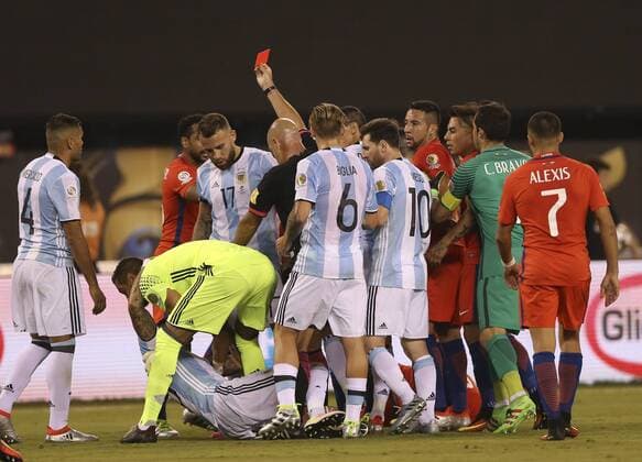 Copa America, Finale, Argentinien - Chile Marcos Rojo (covered) of Argentina is expelled by referee Heber Lopes during the Copa America Centenario final match between Argentina and Chile at MetLife stadium in East Rutherford, New Jersey, 26 June 2016. COPA AMERICA CENTENARIO FINAL MATCH !ACHTUNG: NUR REDAKTIONELLE NUTZUNG!  NJY054 20160627-636025935250644416