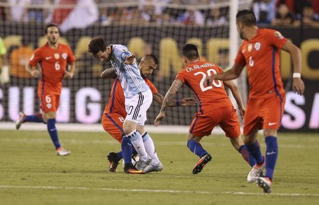 Copa America, Finale, Argentinien - Chile Lionel Messi (3L) of Argentina fight for the ball with Arturo Vidal (2L) of Chile during the Copa America Centenario final match between Argentina and Chile at MetLife stadium in East Rutherford, New Jersey, 26 June 2016. COPA AMERICA CENTENARIO FINAL MATCH !ACHTUNG: NUR REDAKTIONELLE NUTZUNG!  NJY077 20160627-636025952288625568