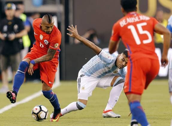 Copa America, Finale, Argentinien - Chile Gabriel Mercado (C) of Argentina fights for the ball with Jean Beausejour (R) and Arturo Vidal (L) of Chile during the Copa America Centenario final match between Argentina and Chile at MetLife stadium in East Rutherford, New Jersey, 26 June 2016. COPA AMERICA CENTENARIO FINAL MATCH !ACHTUNG: NUR REDAKTIONELLE NUTZUNG!  NJY085 20160627-636025956842733568