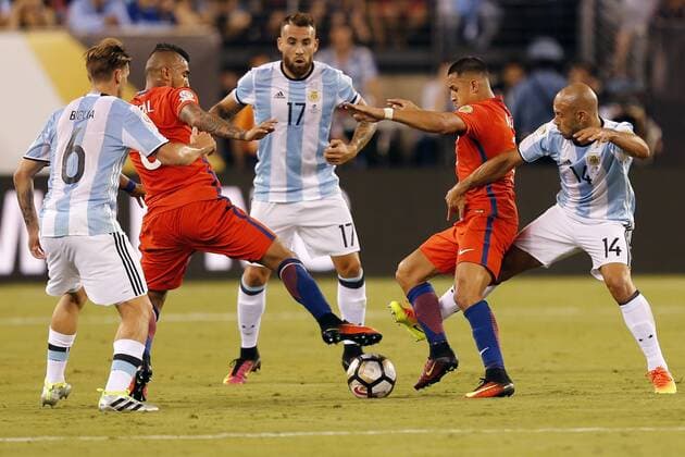 Copa America, Finale, Argentinien - Chile Nicolas Otamendi (C), Lucas Biglia (L) and Javier Mascherano (R) of Argentina fight for the ball with Arturo Vidal (2L) and Alexis Sanchez (2R) of Chile during the Copa America Centenario final match between Argentina and Chile at MetLife stadium in East Rutherford, New Jersey, 26 June 2016. COPA AMERICA CENTENARIO FINAL MATCH !ACHTUNG: NUR REDAKTIONELLE NUTZUNG!  NJY089 20160627-636025963086789568