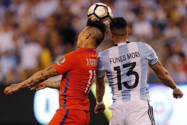 Ramiro Funes Mori (R) of Argentina fights for the ball with Eduardo Vargas (L) of Chile during the Copa America Centenario final match between Argentina and Chile at MetLife stadium in East Rutherford, New Jersey, 26 June 2016. COPA AMERICA CENTENARIO FINAL MATCH !ACHTUNG: NUR REDAKTIONELLE NUTZUNG!  NJY095 20160627-636025967640820876