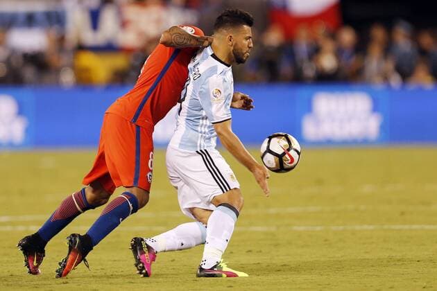 Sergio Aguero (R) of Argentina fights for the ball with Arturo Vidal (L) of Chile during the Copa America Centenario final match between Argentina and Chile at MetLife stadium in East Rutherford, New Jersey, 26 June 2016. COPA AMERICA CENTENARIO FINAL MATCH !ACHTUNG: NUR REDAKTIONELLE NUTZUNG!  NJY097 20160627-636025998524356489