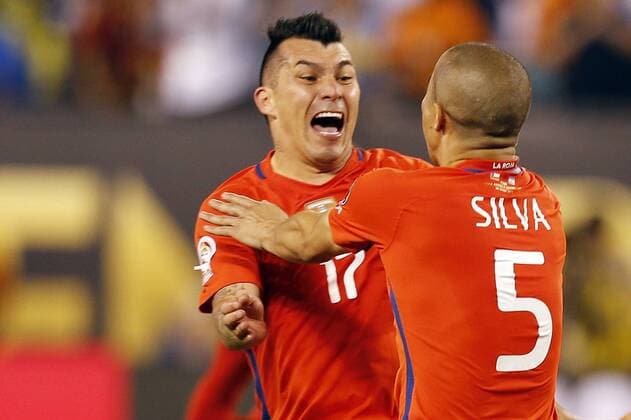 Francisco Silva (R) and Gary Medel (L) of Chile celebrate after defeating Argentina and win the Copa America Centenario championship at MetLife stadium in East Rutherford, New Jersey, 26 June 2016. COPA AMERICA CENTENARIO FINAL MATCH !ACHTUNG: NUR REDAKTIONELLE NUTZUNG!  KEN25 20160627-636026018137108179