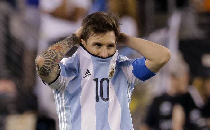 Bilder des Tages - SPORT Argentina midfielder Lionel Messi (10) reacts as he waits for Chile midfielder Francisco Silva to kick what proved to be the deciding point as Chile beat Argentina in penalty kicks 4-2 at the Copa America Centenario USA 2016 Finals at MetLife Stadium in East Rutherford, New Jersey on June 26, 2016.  NYP20160626213 RAYxSTUBBLEBINE