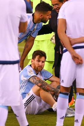 26 JUN 2016: Argentina midfielder Lionel Messi (10) sits dejected after losing the Copa America Centenario Final 4-2 in penalty kicks between the Argentina and Chile played at MetLife Stadium in East Rutherford,NJ. (Photo by Rich Graessle Icon Sportswire) SOCCER: JUN 26 Copa America Centenario - Final - Argentina v Chile Icon062616936 EDITORIAL USE ONLY