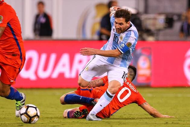 26 JUN 2016: Argentina midfielder Lionel Messi (10) during the second half of the Copa America Centenario Final between the Argentina and Chile played at MetLife Stadium in East Rutherford,NJ. (Photo by Rich Graessle Icon Sportswire) SOCCER: JUN 26 Copa America Centenario - Final - Argentina v Chile Icon062616939 EDITORIAL USE ONLY