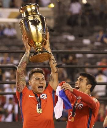 Chile s Eduardo Vargas (L) celebrates after defeating Argentina during the COPA America Centenario USA 2016 Cup final match between Argentina and Chile at the MetLife Stadium in East Rutherford, New Jersey, USA, 26 June 2016. COPA AMERICA CENTENARIO FINAL MATCH !ACHTUNG: NUR REDAKTIONELLE NUTZUNG!  KEN25 20160627-636026063556647100