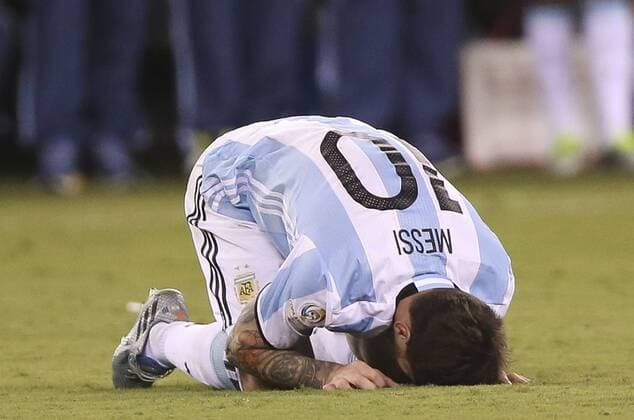 Bilder des Tages - SPORT Argentina s Lionel Messi reacts after being defeated by Chile during the COPA America Centenario USA 2016 Cup final match between Argentina and Chile at the MetLife Stadium in East Rutherford, New Jersey, USA, 26 June 2016. COPA AMERICA CENTENARIO FINAL MATCH !ACHTUNG: NUR REDAKTIONELLE NUTZUNG!  KEN25 20160627-636026065472483100