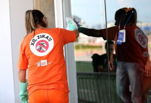 (160627) -- RIO DE JANEIRO, June 27, 2016 -- A woman cleans the window at the Velodrome inside the Rio 2016 Olympic Park in Rio de Janeiro, Brazil, June 26, 2016. The last venue of the Rio 2016 Olympic Park was officially delivered to the Organizing Committee of the Rio 2016 Olympic and Paralympic Games on Sunday. ) (SP)BRAZIL-RIO DE JANEIRO-OLYMPIC VENUE-VELODROME LixMing 