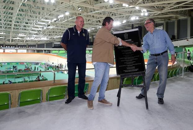 (160627) -- RIO DE JANEIRO, June 27, 2016 -- Rio de Janeiro Mayor Eduardo Paes (C) shakes hands with Carlos Arthur Nuzman, president of the Organizing Committee for the Rio 2016 Olympic and Paralympic Games, during the delivery ceremony at the Velodrome inside the Rio 2016 Olympic Park in Rio de Janeiro, Brazil, June 26, 2016. The last venue of the Rio 2016 Olympic Park was officially delivered to the Organizing Committee of the Rio 2016 Olympic Games Olympische Spiele Olympia OS on Sunday. ) (SP)BRAZIL-RIO DE JANEIRO-OLYMPIC VENUE-VELODROME LixMing 