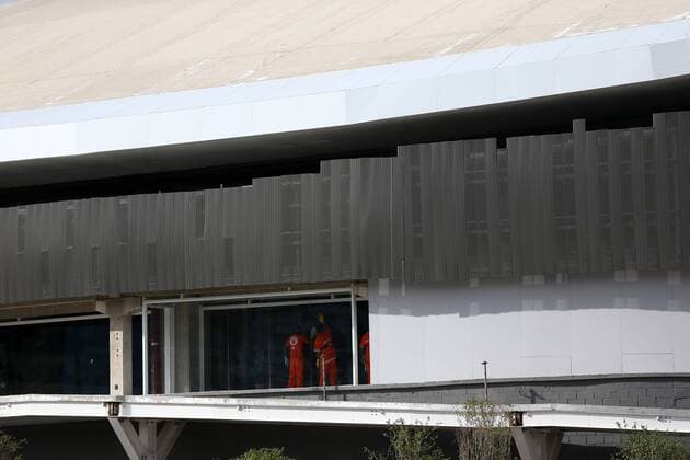 (160627) -- RIO DE JANEIRO, June 27, 2016 -- Workers clean the window at the Velodrome inside the Rio 2016 Olympic Park in Rio de Janeiro, Brazil, June 26, 2016. The last venue of the Rio 2016 Olympic Park was officially delivered to the Organizing Committee of the Rio 2016 Olympic and Paralympic Games on Sunday. ) (SP)BRAZIL-RIO DE JANEIRO-OLYMPIC VENUE-VELODROME LixMing 
