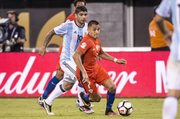 East Rutherford, New Jersey, U.S - Chile forward ALEXIS SANCHEZ (7) dribbles the ball past Argentina midfielder EVER BANEGA (19) during the Copa America Centenario 2016 Final at MetLife Stadium in East Rutherford, NJ Soccer 2016 - Copa America Centenario Final Chile defeats Argentina 0-0 (4-2) Penalty Shoot out. - ZUMAs192