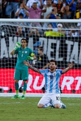 Argentina s Lionel Messi reacts during the final of 2016 Copa America Centenario soccer tournament at the Metlife Stadium in New Jersey, the United States on June 26, 2016. Chile defeated Argentina with 4-2 in penalty shootout. )(wll) (SP)US-NEW JERSEY-SOCCER-COPA AMERICA CENTENARIO-FINAL LixMuzi 