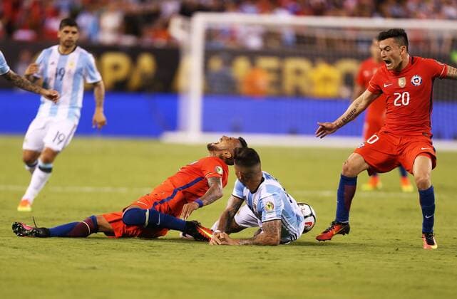 Arturo Vidal (2nd L) of Chile is tackled by Marcos Rojo (2nd R) of Argentina during the final of 2016 Copa America Centenario soccer tournament at the Metlife Stadium in New Jersey, the United States on June 26, 2016. Chile defeated Argentina with 4-2 in penalty shootout. )(wll) (SP)US-NEW JERSEY-SOCCER-COPA AMERICA CENTENARIO-FINAL QinxLang 