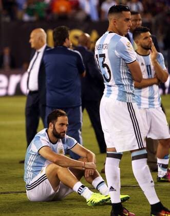 Argentina s Gonzalo Higuain sits on the ground in dejection after losing the 2016 Copa America Centenario soccer tournament Final at the Metlife Stadium in New Jersey, the United States on June 26, 2016. Chile defeated Argentina with 4-2 in penalty shootout. )(wll) (SP)US-NEW JERSEY-SOCCER-COPA AMERICA CENTENARIO-FINAL QinxLang 