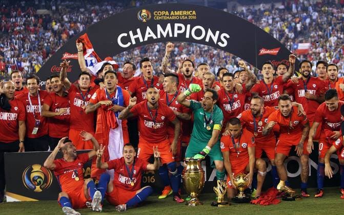 Players of Chile celebrate with the trophy after winning the final of 2016 Copa America Centenario soccer tournament at the Metlife Stadium in New Jersey, the United States on June 26, 2016. Chile defeated Argentina with 4-2 in penalty shootout. )(wll) (SP)US-NEW JERSEY-SOCCER-COPA AMERICA CENTENARIO-FINAL QinxLang 