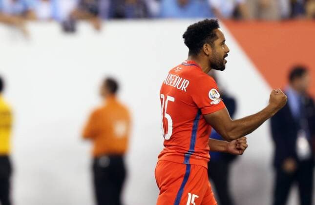 Jean Beaus¨¦jour of Chile celebrates during the penalty shootout in the final of 2016 Copa America Centenario soccer tournament at the Metlife Stadium in New Jersey, the United States on June 26, 2016. Chile defeated Argentina with 4-2 in penalty shootout. )(wll) (SP)US-NEW JERSEY-SOCCER-COPA AMERICA CENTENARIO-FINAL QinxLang 