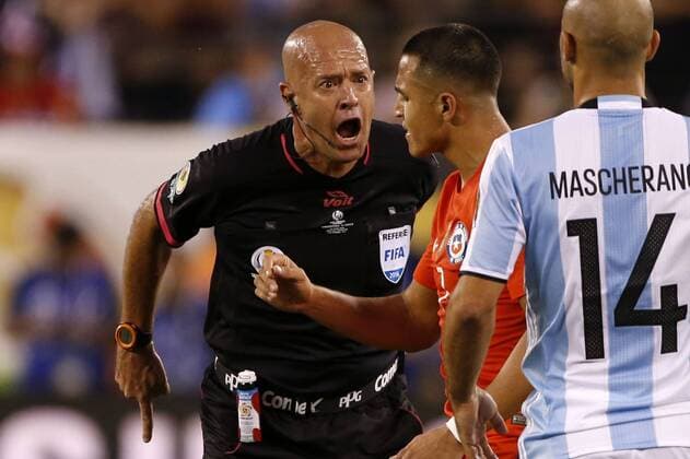 Football, Argentina v Chile. Copa America Centenario Championship 2016. Referee Heber Lopes, shouts to Chile s player Alexis Sanchez, right, during the Copa America Centenario Championship final match against Argentina at the Met Life stadium in New Jersey, USA. 26 06 2016 Argentina v Chile, final Copa America Centenario 2016. 