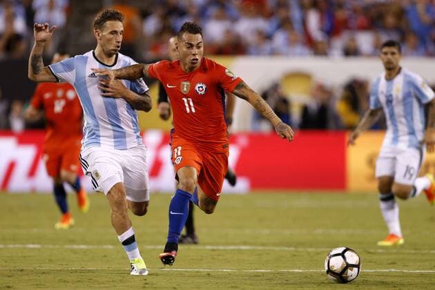 Football, Argentina v Chile. Copa America Centenario Championship 2016. Chile s player Alexis Sanchez, right, controls the ball during the Copa America Centenario Championship final match against Argentina at the Met Life stadium in New Jersey, USA. 26 06 2016 Argentina v Chile, final Copa America Centenario 2016. 