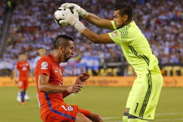 Football, Argentina v Chile. Copa America Centenario Championship 2016. Chile s player Mauricio Isla, left , battles for the ball against Sergio Romero of Argentina during the Copa America Centenario Championship final match at the Met Life stadium in New Jersey, USA. 26 06 2016 Argentina v Chile, final Copa America Centenario 2016. 