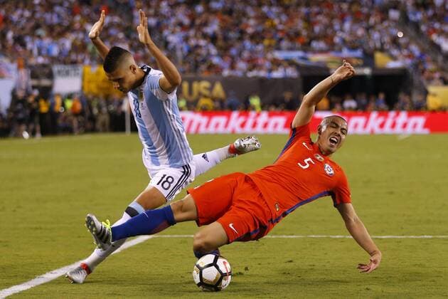 Football, Argentina v Chile. Copa America Centenario Championship 2016. Chile s player Francisco Silva, right, battles for the ball against Erik Lamela of Argentina during the Copa America Centenario Championship final match at the Met Life stadium in New Jersey, USA. 26 06 2016 Argentina v Chile, final Copa America Centenario 2016. 