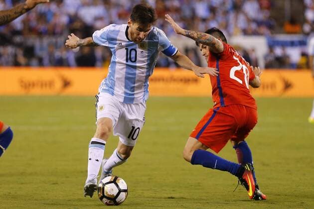 Football, Argentina v Chile. Copa America Centenario Championship 2016. Argentina s player Lionel Messi, left, battles for the ball against Charles Aranguiz of Chile during the Copa America Centenario Championship final match at the Met Life stadium in New Jersey, USA. 26 06 2016 Argentina v Chile, final Copa America Centenario 2016. 