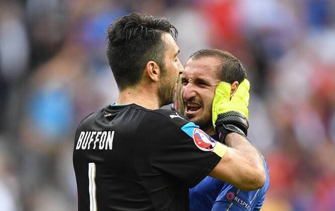 EURO 2016, Italien - Spanien Giorgio Chiellini (Italien), und Gianluigi Buffon (Torwart Italien), jubeln nach dem Spiel Italien-Spanien Italy-Spain Final Tournament, Round last 16, 1 8 Finale, 1 8 final, UEFA EURO EM Europameisterschaft, Nationalteam Länderspiel, Fussball 2016 France, EM, Europameisterschaft Fussball, Fussball, Fußball, men, Maenner, soccer, result 2:1 Saint-Denis, 27.6.2016