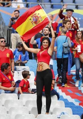 Fan, weibliche Fans, Fussballfans, supporters, spectators, Zuschauer, Jacke, Kutte, Weste, Fankurve, Schals Fanschals, Maske, Verkleidung, junge hübsche Frau, Maedchen, sexy, aufreizend, Figur, hübsch, lacht, attraktiv, Mode, fashion, Schmuck, Tasche, Schminke, Bemalung im Gesicht, Gesichtsbemalung, ITALY - SPAIN 2-0 Best of 16 ,Football European Championships EURO at 27th of June, 2016 in Paris, Stade de France, France. Fussball, Nationalteam, Italien Spanien, Achtelfinale