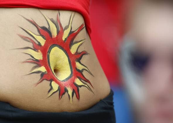 Bauchnabel Design, Fan, weibliche Fans, Fussballfans, supporters, spectators, Zuschauer, Jacke, Kutte, Weste, Fankurve, Schals Fanschals, Maske, Verkleidung, junge hübsche Frau, Maedchen, sexy, aufreizend, Figur, hübsch, lacht, attraktiv, Mode, fashion, Schmuck, Tasche, Schminke, Bemalung im Gesicht, Gesichtsbemalung, ITALY - SPAIN 2-0 Best of 16 ,Football European Championships EURO at 27th of June, 2016 in Paris, Stade de France, France. Fussball, Nationalteam, Italien Spanien, Achtelfinale