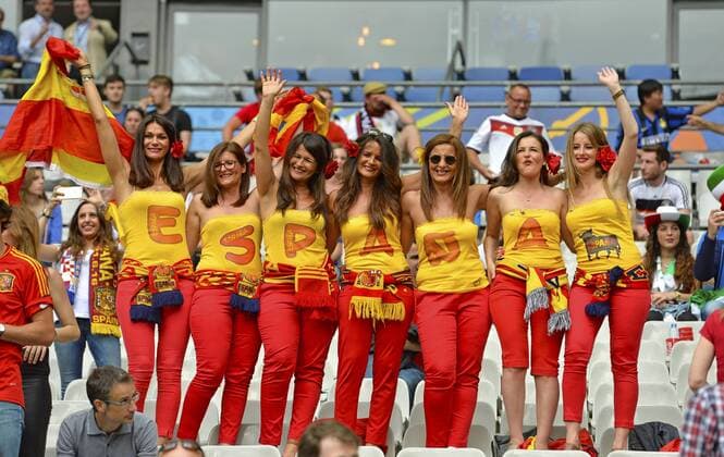 27.06.2016, Fussball EM-2016 Frankreich, Achtelfinale, Italien - Spanien, im Stade Saint Denise in Paris. Weibliche Fans aus Spanien. 