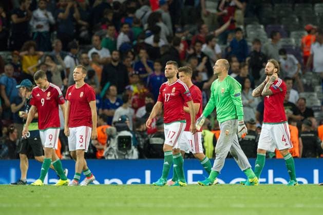 Spieler der ungarischen Mannschaft verlassen gehen nach dem Spiel enttaeuscht (enttäuscht), niedergeschlagen, ueber den Platz (v.l.): Adam SZALAI (HUN), Mihaly KORHUT (HUN), Nemanja NIKOLIC (HUN), Krisztian NEMETH (HUN), Gabor KIRALY, Torwart (HUN) und Tamas KADAR (HUN); Niederlage, Frust, Enttaeuschung (Enttäuschung); Achtelfinale, Ungarn (HUN) - Belgien (BEL) 0:4, in Toulouse, am 26.06.2016; Fussball EM 2016 in Frankreich vom 10.06. - 10.07.2016.