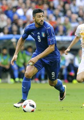 Fussball, Europameisterschaft, Herren, Nationalteam, EURO, EM 2016 Frankreich, Stade de France Saint-Denis, Achtelfinale: Italien (blau) - Spanien (weiss) 2:0; Graziano Pelle (ITA). Aktion, Einzelbild, Freisteller.