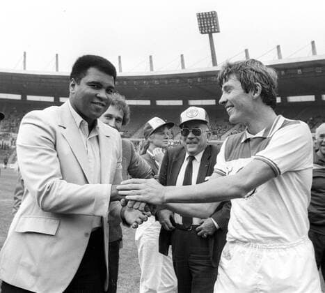 Box-Legende Muhammed Ali (Cassius Clay) besuchte das Duesseldorfer Rheinstadion anlaesslich des Bundesligaspiels Fortuna Düsseldorf - Eintracht Braunschweig am 15.09.1984 Ali begrüßt Kapitän Atli Edvaldsson (rechts) in der Mitte Fortuna-Präsident Bruno Recht HM