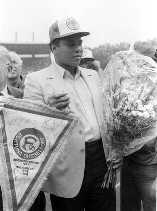 Box-Legende Muhammad Ali (Cassius Clay) besuchte das Duesseldorfer Rheinstadion anlaesslich des Bundesligaspiels Fortuna - Eintracht Braunschweig am 15.09.1984 Ali mit Blumen und einem Fortuna-Wimpel HM
