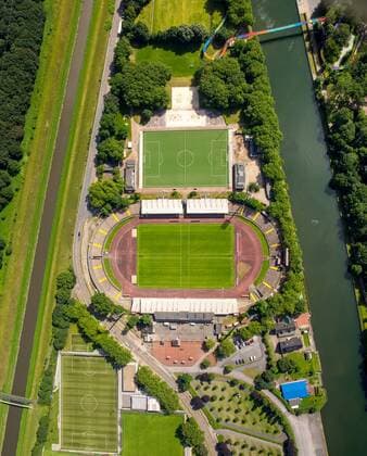 Fußball, Stadiongeschichte Rot-Weiß Oberhausen Luftbild, Stadion Niederrhein, SC Rot-Weiß Oberhausen e.V. , TC Sterkrade 1869 e.V., Emscher Rhein-Herne-Kanal, Oberhausen, Ruhrgebiet, Nordrhein-Westfalen, Deutschland !ACHTUNGxMINDESTHONORARx60xEURO!