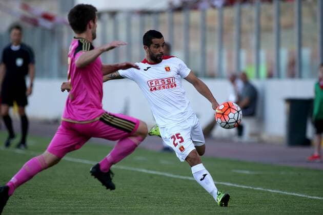 Fußball, Champions League Quali, FC Valetta - B36 Torshavn 28 06 2016 Hibernians Stadium, Paola, Malta UEFA Champions League First Qualifying Round, First Leg Valletta FC v B36 Torshavn Leandro Aguirre (right) of Valletta FC during the UEFA Champions League, first qualifying round, first leg match at the Hibernians Stadium in Paola, Malta. Valletta FC v B36 Torshavn - UEFA Champions League 2016 17 VALL_B36_16