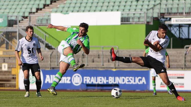 Fußball, Testspiel, VfL Wolfsburg II - Tennis Borussia Berlin; Marcel Stutter Torschuss , schießt. xtgx