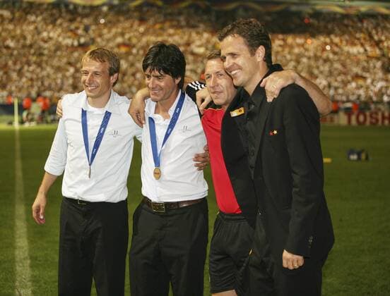 Jürgen Klinsmann (von links ) ,Jogi Löw ,Andreas Köpcke und Oliver Bierhoff beim Fußball WM 2006 Spiel um Platz 3 DFB Deutschland BRD-Portugal 3:1 in Stuttgart.