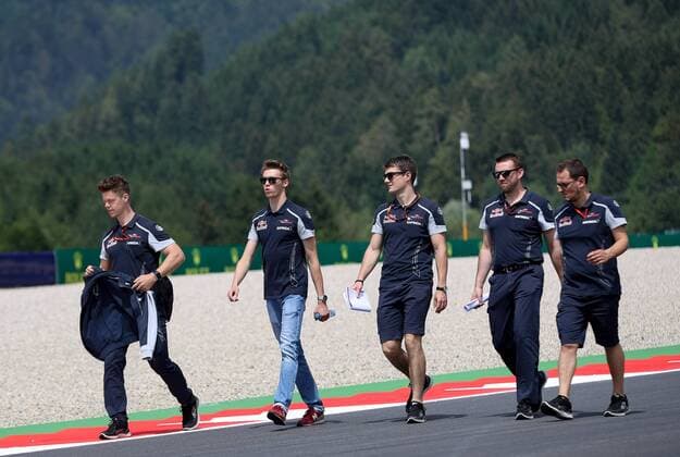 FORMULA 1 - GP of Austria 2016 SPIELBERG,AUSTRIA,30.JUN.16 - MOTORSPORTS, FORMULA 1 - Grand Prix of Austria, Red Bull Ring, preview. Image shows Daniil Kvyat (RUS Scuderia Toro Rosso 2nd from left) with team members. GEPAxpictures xChristianxWalgram
