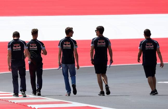 FORMULA 1 - GP of Austria 2016 SPIELBERG,AUSTRIA,30.JUN.16 - MOTORSPORTS, FORMULA 1 - Grand Prix of Austria, Red Bull Ring, preview. Image shows Daniil Kvyat (RUS Scuderia Toro Rosso middle) with team members. GEPAxpictures xChristianxWalgram