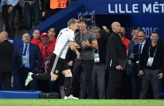 Bastian Schweimsteiger jubelt nach seinem Treffer zum 2:0, und klatscht Joachim Löw (Bundestrainer Deutschland) ab Deutschland-Ukraine Germany-Ukraine Final Tournament, Group A, Vorrunde, Gruppe A UEFA EURO EM Europameisterschaft Fussball 2016 France, EM, Europameisterschaft Fussball, Fussball, Fußball, men, Maenner, soccer, result Lille, 12.6.2016