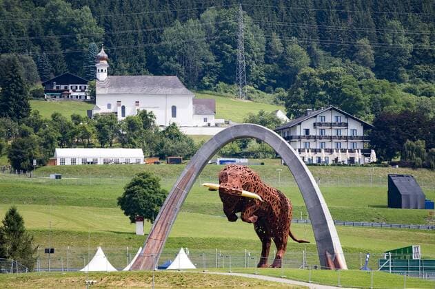 Formel 1, GP von Österreich in Spielberg 30.06.2016, Red Bull Ring, Spielberg, AUT, FIA, Formel 1, Grosser Preis von Oesterreich, Vorberichte, im Bild Wahrzeichen des Red Bull Ring, Skulptur eines Bullen Landmarks of the Red Bull Ring sculpture of a bull during the Preparation for the Austrian Formula One Grand Prix at the Red Bull Ring in Spielberg, Austria on 2016 06 30. -Pressefoto Spielberg EP_gro