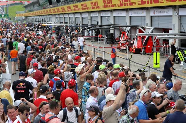 Formel 1, GP von Österreich in Spielberg FORMULA 1 - GP of Austria 2016 SPIELBERG,AUSTRIA,30.JUN.16 - MOTORSPORTS, FORMULA 1 - Grand Prix of Austria, Red Bull Ring, preview. Image shows fans at the public pitlane walk. GEPAxpictures xChristianxWalgram