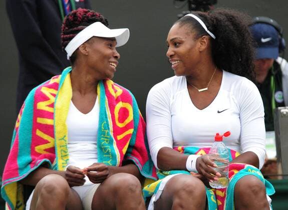 Bilder des Tages - SPORT Tennis - 2016 Wimbledon Championships - Week One, Thursday (Day four) Womens Doubles, Round Two Venus and Serena Williams (USA) v Andreja Klepac and Katarrina Srebotnik (SLO) Venus and Serena Williams share a laugh on court no 3 COLORSPORT ANDREW COWIE 