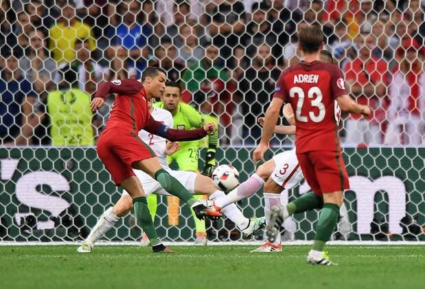EURO 2016, Viertelfinale, Portugal - Polen Nationalteam 2016.06.30 Marseille EM Euro 2016 Polen vs Portugal Nationalteam - Cristiano Ronaldo, Artur Jedrzejczyk, Adrien Silva Foto LukaszxLaskowski PressFocus 2016.06.30 Marseille Football UEFA EURO EM Europameisterschaft Fussball 2016 quarter finals Poland and Portugal Cristiano Ronaldo, Artur Jedrzejczyk, Adrien Silva Credit: LukaszxLaskowski PressFocus NEWSPIX.PL --- Newspix.pl  20160630LUK056