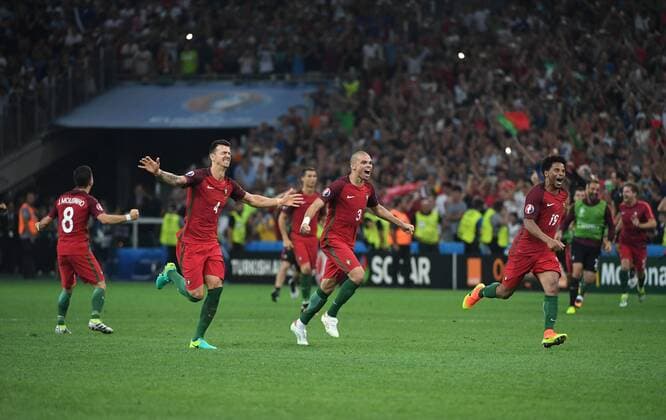 EURO 2016, Portugal nach Elfmeterschießen im Halbfinale (160701) -- MARSEILLE, July 1, 2016 -- Players of Portugal celebrate victory after the Euro 2016 quarterfinal match between Portugal and Poland in Marseille, France, June 30, 2016. Portugal won in a penalty shootout with 6-4. ) (SP)FRANCE-MARSEILLE-SOCCER-EURO 2016-QUARTERFINAL-PORTUGAL VS POLAND GuoxYong 